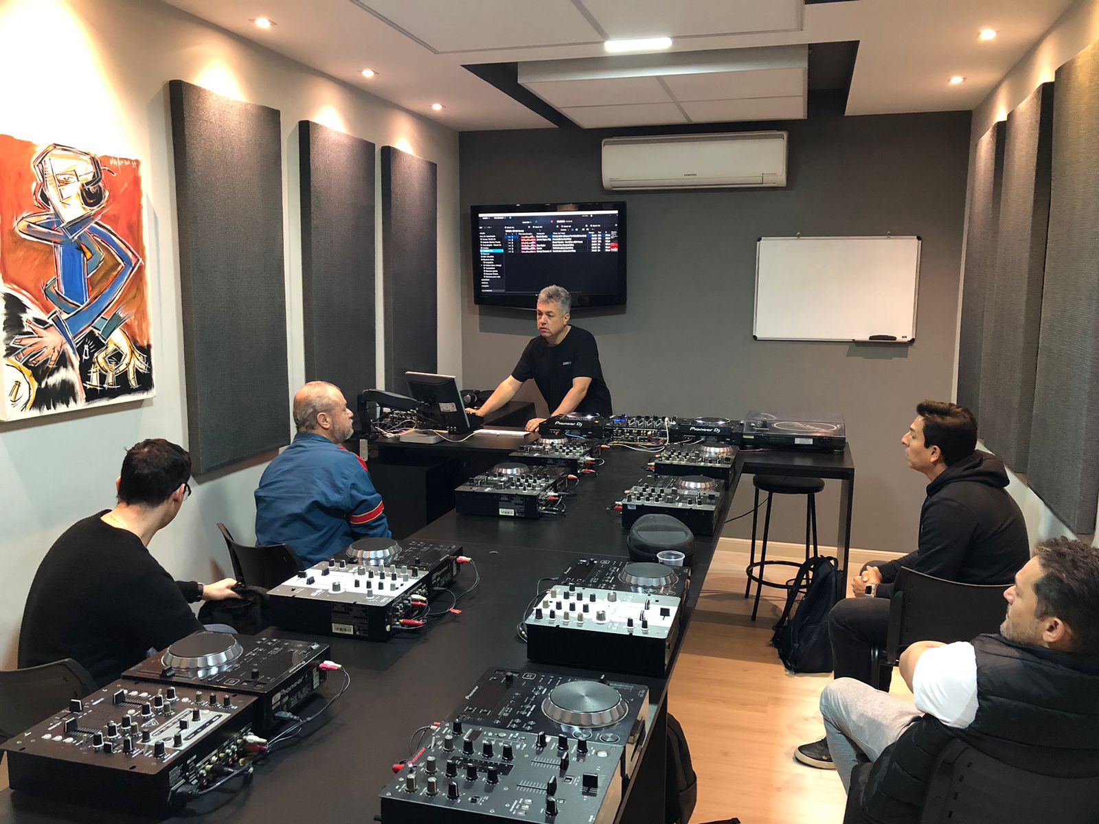 Escola de DJs e produção musical investe em novos métodos de ensino