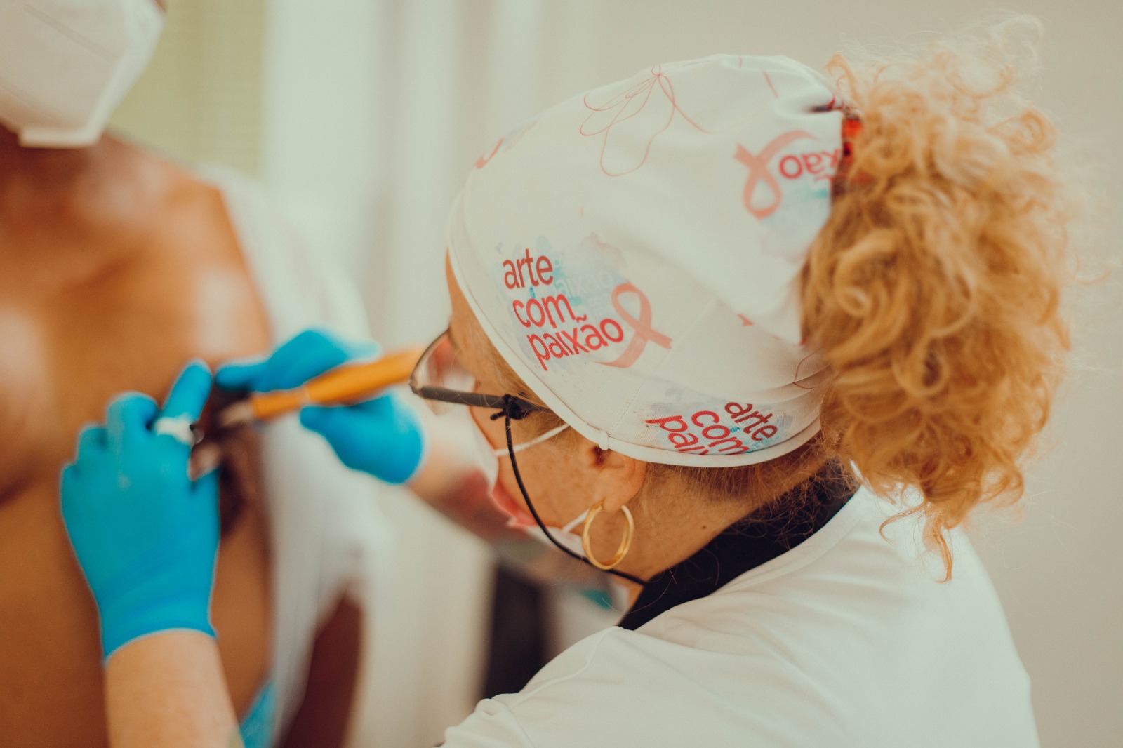 Doação de micropigmentação para mulheres com câncer na Tattoo Week SP