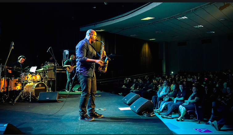 Saxofonista Angelo Torres faz show instrumental no teatro Eva Wilma em São Paulo